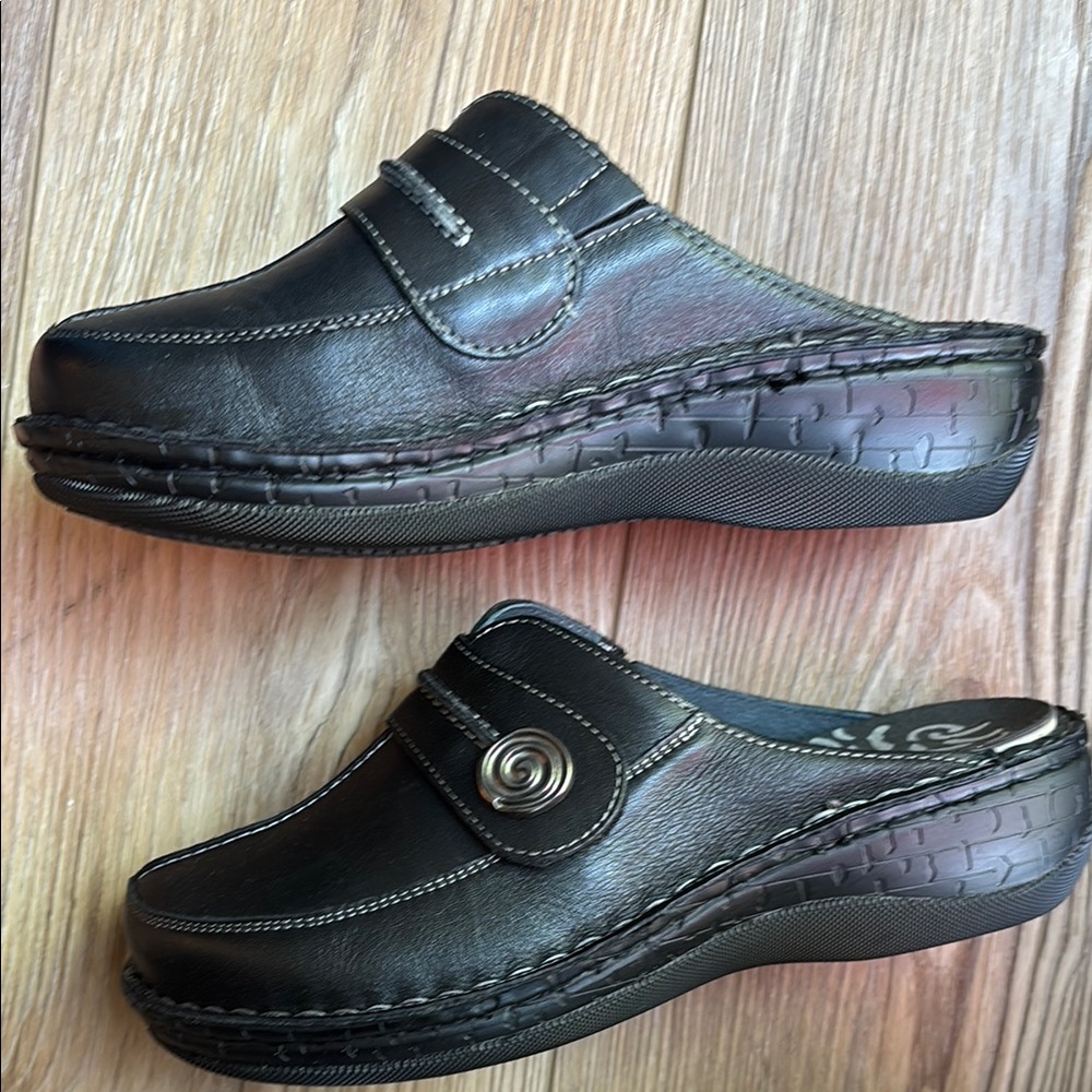 Propet Black Leather Slip-On clogs with Cushioned Footbed size 7 (2E) extra wide - Picture 5 of 9